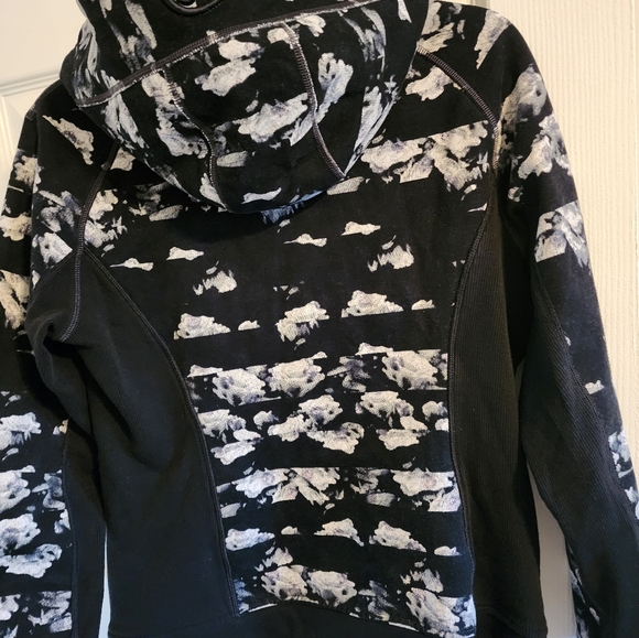 Lululemon Scuba Hoodie Zip Up Jacket Black and White Cloud Print Size 10 - Picture 8 of 10